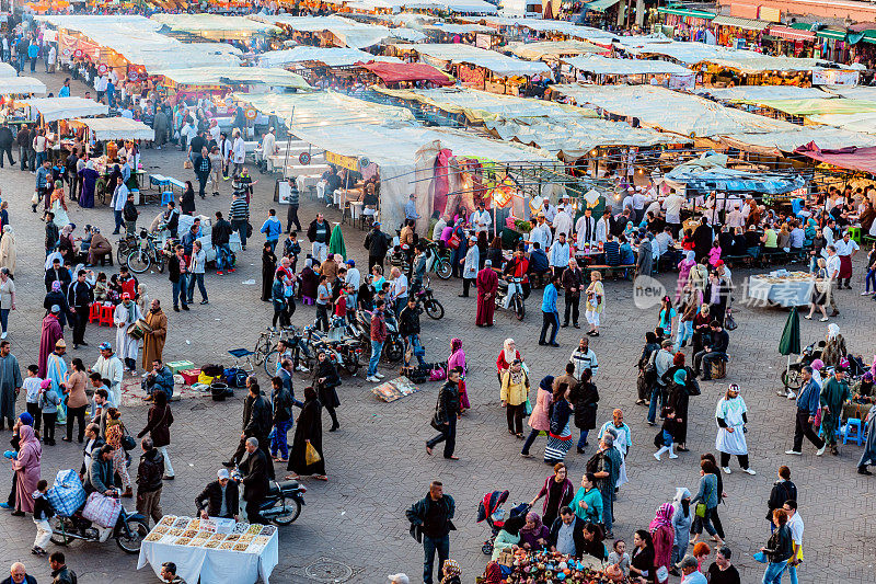 晚上Djemaa El Fna广场与库图比亚清真寺，马拉喀什，摩洛哥，北非